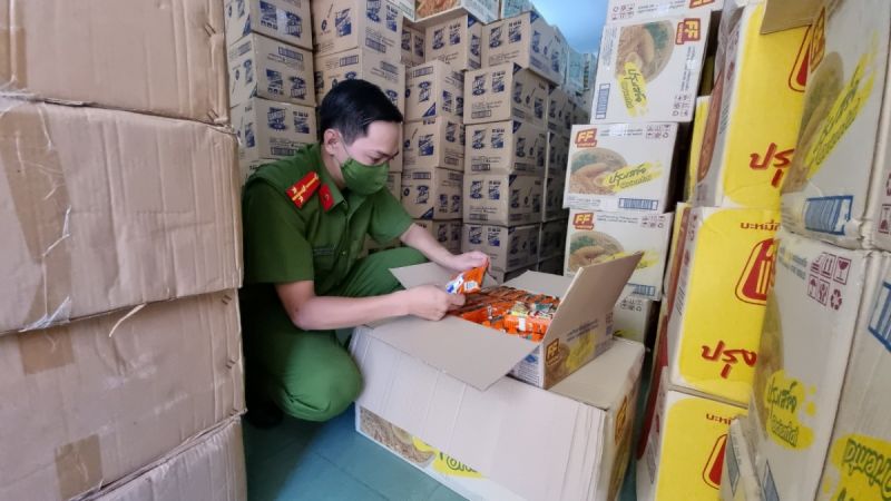 Bắt quả tang xe tải luồng xanh vận chuyển hàng lậu tại Kiên Giang