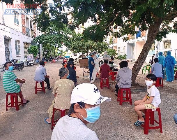 Người dân sinh sống tại khu chung cư Hòa Hiệp Nam, quận Liên Chiểu thực hiện nghiêm việc lấy mẫu xét nghiệp
