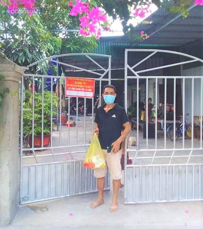 Anh Nguyễn Viết Huy (xóm Đông Sơn) nhận nhu yếu phẩm từ tay 