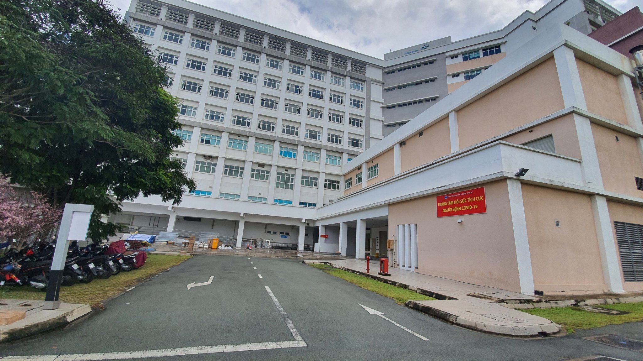 Trung tâm hồi sức tích cực người bệnh Covid-19, khu điều trị tầng cao nhất bệnh nhân nặng trực thuộc Bệnh viện Đại học Y dược TP Hồ Chí Minh tại Phường Bình Trị Đông B, Quận Bình Tân (TP.HCM) vừa được chính bàn giao