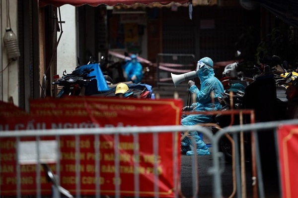 Lực lượng tham gia hỗ trợ chống dịch đang tuy&ecirc;n truyền c&aacute;c biện ph&aacute;p chống dịch