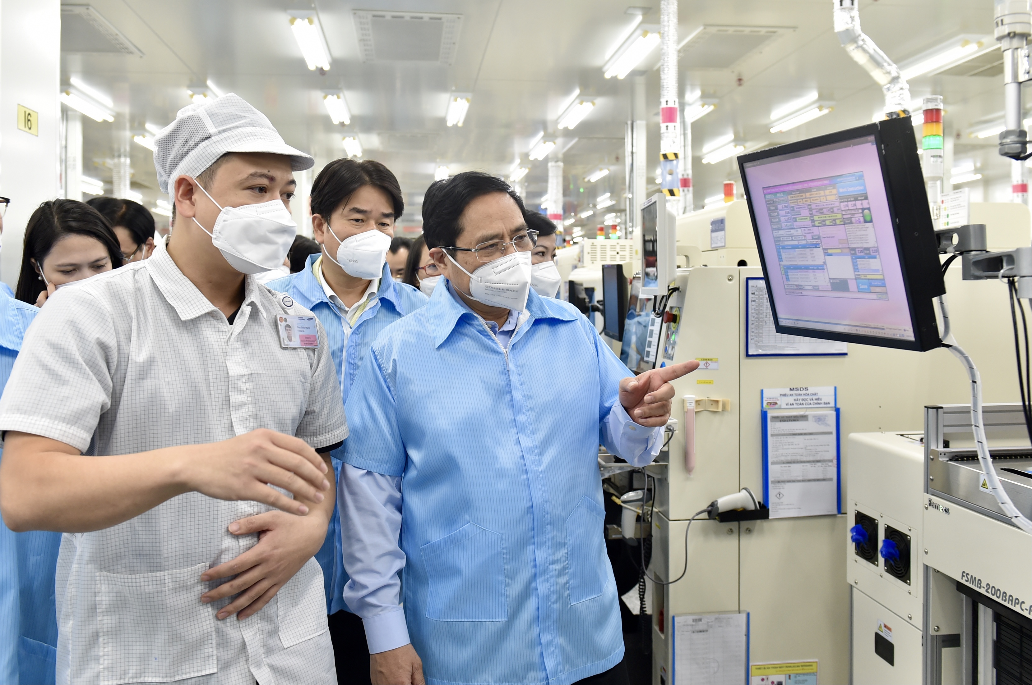 Thủ tướng nghe đại diện Công ty báo cáo về tình hình hoạt động trong bối cảnh dịch bệnh COVID-19 diễn biến phức tạp - Ảnh VGP/Nhật Bắc