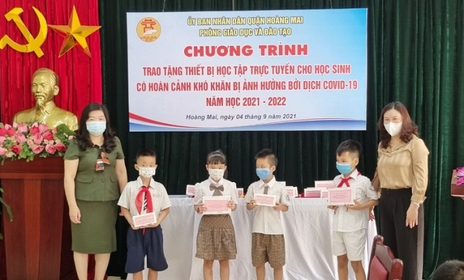 Ngành GD&ĐT quận Hoàng Mai (Hà Nội): Trao tặng thiết bị học tập trực tuyến cho học sinh có hoàn cảnh khó khăn