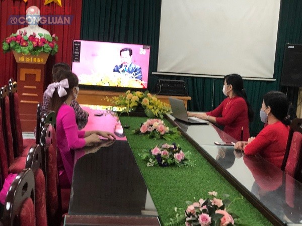 Ban giám hiệu trường Tiểu học Kim Nỗ dự lễ khai giảng trực tuyến của ngành giáo dục và đào tạo Thủ đô