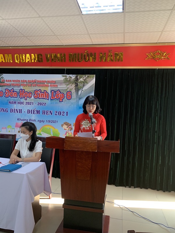 Cô Đỗ Thị Việt Hiền - Hiệu trưởng trường THCS Khương Đình phát biểu tại buổi chào đón học sinh lớp 6