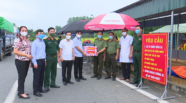 Cán bộ lãnh đạo huyện Phù Ninh thăm, tặng quà lực lượng chiến sỹ thực hiện nhiệm vụ tại Chốt kiểm soát nút giao IC8 Cao tốc Nội Bài - Lào Cai