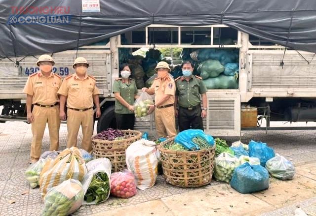 Lãnh đạo phòng CSGT Công an thành phố Đà Nẵng cũng trực tiếp hỗ trợ cho kịp những chuyến xe đưa rau và khu vực cần thiết cho người dân.