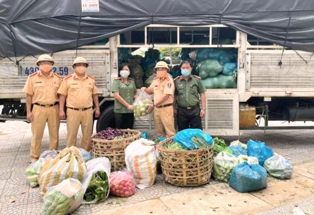 Đà Nẵng: Khi chiến sỹ công an trở thành “shipper”