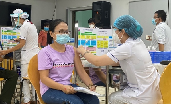Thành phố Hồ Chí Minh cần tiếp tục triển khai tiêm vắc-xin ngừa Covid-19 diện rộng