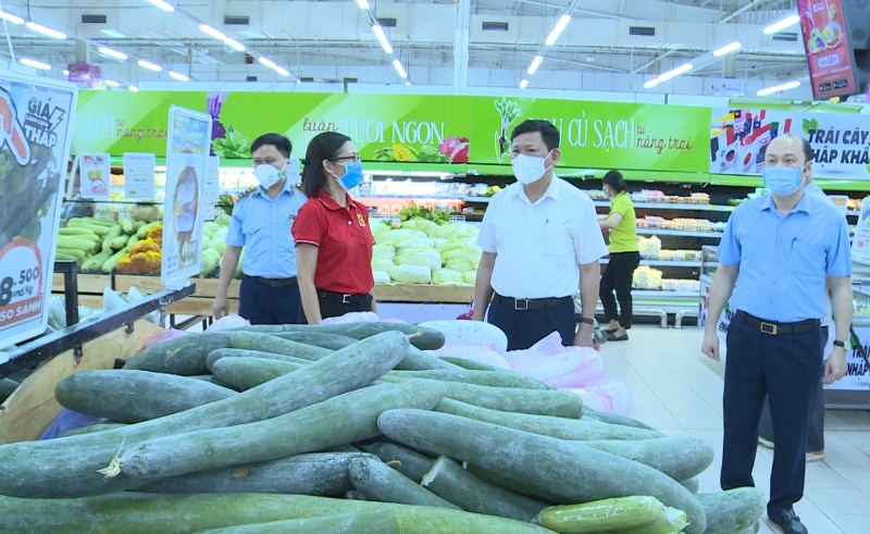 Phó Chủ tịch Thường trực UBND tỉnh Thanh Hóa Nguyễn Văn Thi đi kiểm tra tình hình cung ứng hàng hóa thiết yếu