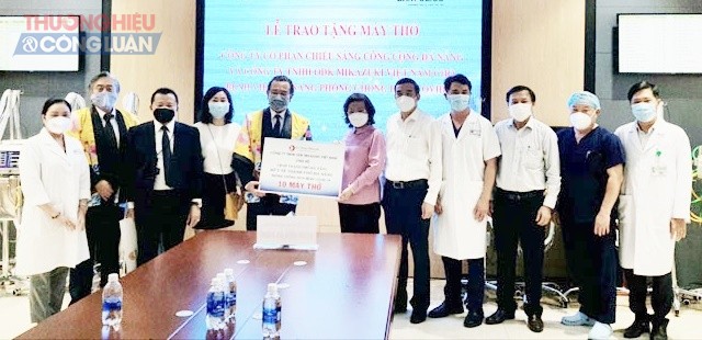 Chủ tịch UBND thành phố Lê Trung Chinh (thứ 5, phải qua) cùng ngành y tế tiếp nhận 15 máy thở hỗ trợ điều trị Covid-19 từ các đơn vị chiều 6/9.