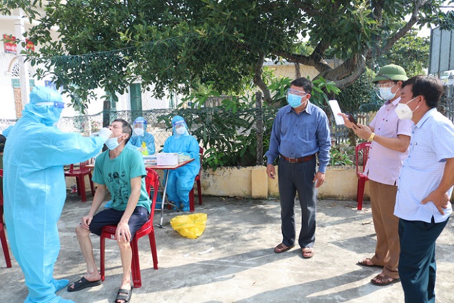 Lực lượng Y tế tỉnh lấy mẫu xét nghiệm tại huyện Hải Hậu