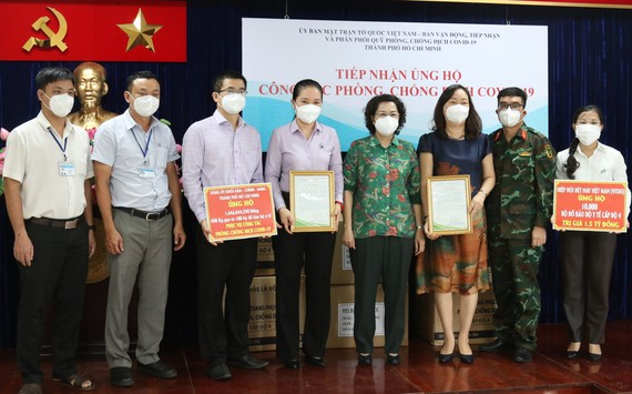 Chủ tịch Ủy ban MTTQ Việt Nam TP. HCM Tô Thị Bích Châu trao thư cảm ơn cho các đơn vị ủng hộ quỹ phòng chống dịch Covid-19. Ảnh: KT