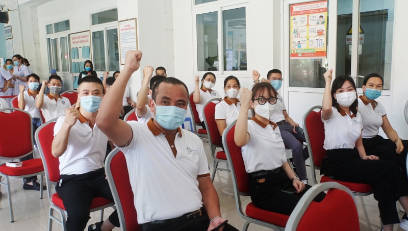 Đoàn cán bộ, y, bác sỹ tỉnh Quảng Ninh thể hiện quyết tâm chống dịch.