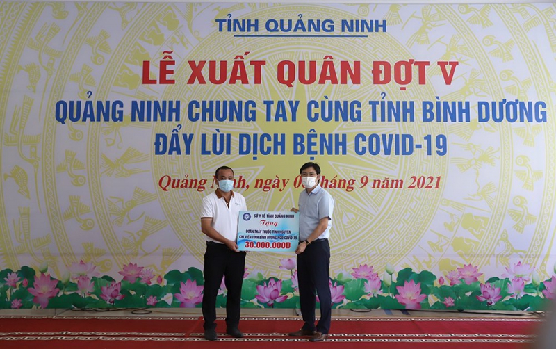 Ông Nguyễn Trọng Diện – Giám đốc Sở Y tế Quảng Ninh tặng hoa, quà hỗ trợ Đoàn y bác sĩ tình nguyện