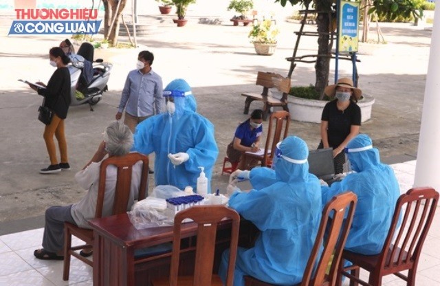 Lực lượng y tế quận Liên Chiểu lấy mẫu xét nghiện lần thứ 6 tại tổ 35, phường Hòa Hiệp Nam