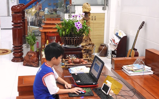 Đà Nẵng: Phụ huynh, học sinh loay hoay với "học online"