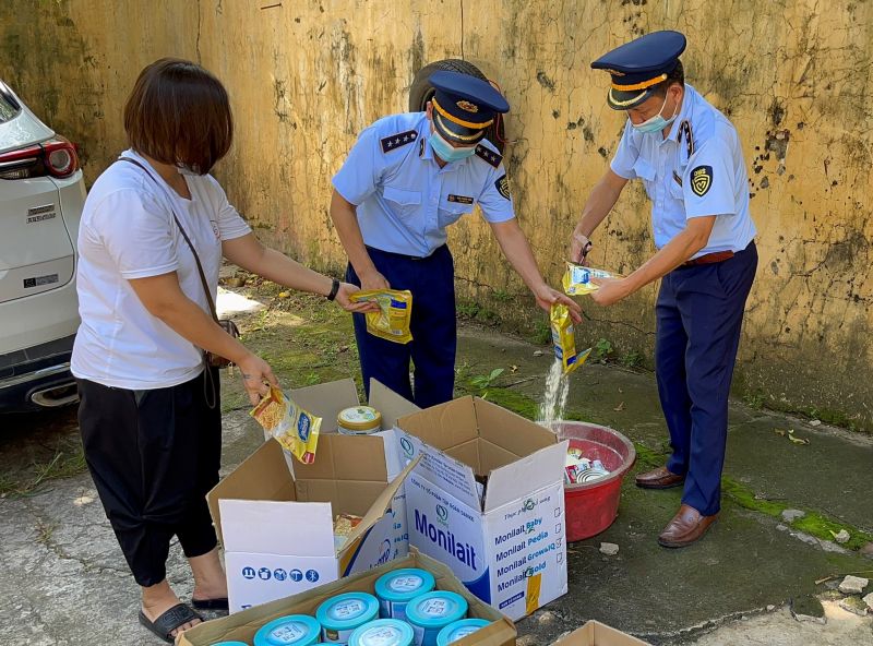 Lạng Sơn: Phát hiện hàng chục hộp sữa bột không rõ nguồn gốc xuất xứ
