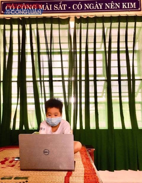 Cháu Hoàng Hữu Gia Phúc, học sinh lớp 4, Trường Tiểu học Đinh Bộ Lĩnh, quận Thanh Khê, học trực tuyến tại khu cách ly Trường Tiểu học An Khê