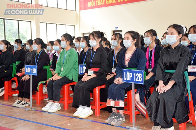 Các học sinh trường Phổ thông Dân tộc nội trú THPT tỉnh Yên Bái tham gia lễ khai giảng