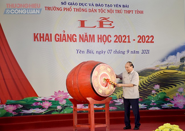Chủ tịch nước Nguyễn Xuân Phúc đánh trống khai giảng năm học mới.