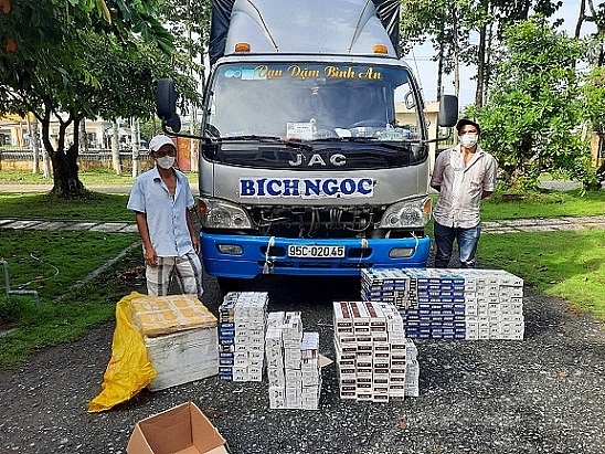 Chiếc xe tải chở thuốc lá lậu. Ảnh: Ngọc Hùng