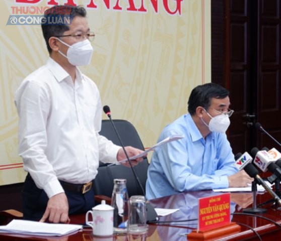 Bí thư Thành ủy Nguyễn Văn Quảng (trái) và Chủ tịch UBND thành phố Lê Trung Chinh tại cuộc họp phòng, chống Covid-19 chiều ngày 7/9.