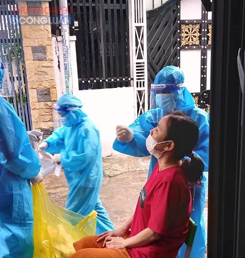 Lực lượng y tế quận Thanh Khê lấy mẫu xét nghiệm gia đình bà Trần Thị Tố Trâm, tại tổ 13, kiệt 246 Trầng Cao Vân, phường Tam Thuận, quận Thanh Khê