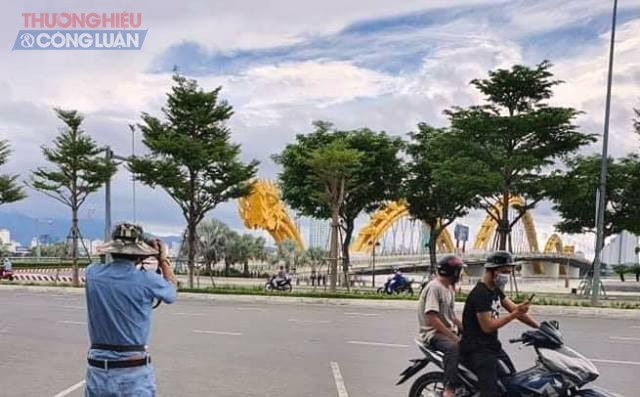 Ph&oacute;ng vi&ecirc;n Thương hiệu & C&ocirc;ng luận t&aacute;c nghiệp tại cầu Rồng s&aacute;ng nay 8/9 tại t&acirc;m dịch Đ&agrave; Nẵng