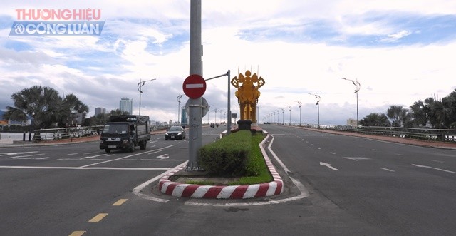 Cầu rồng vắng người qua lại