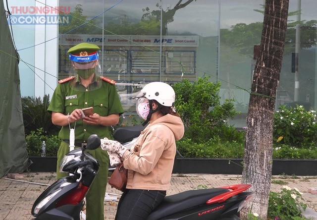 Kiểm tra giấy đi đường theo mẫu mới