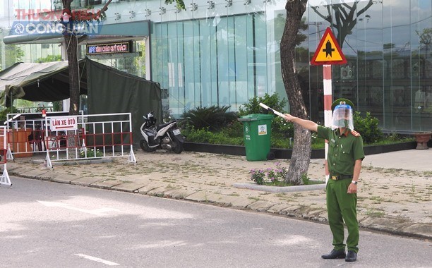 C&aacute;c chốt kiểm tra nghi&ecirc;m ngặt lượng xe v&agrave; người tham gia giao th&ocirc;ng