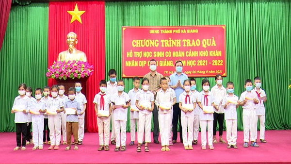 Hà Giang: Trao quà hỗ trợ học sinh có hoàn cảnh khó khăn nhân dịp khai giảng năm học mới