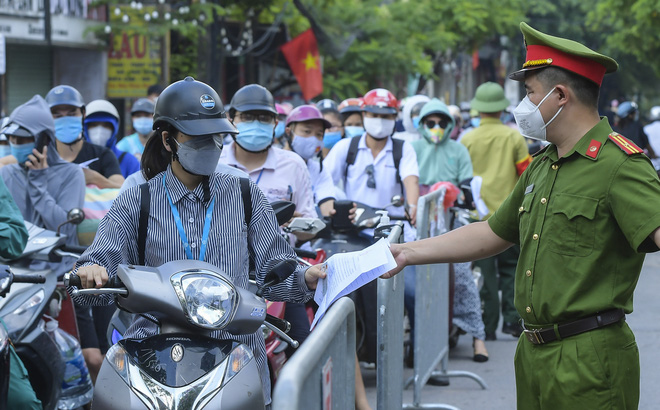 Thủ tướng yêu cầu Hà Nội điều chỉnh bất cập giấy đi đường (Ảnh minh họa)