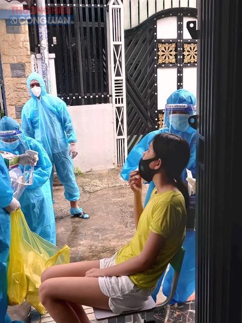 Lực lượng y tế quận Thanh Khê lấy mẫu xét nghiệm gia đình bà Trần Thị Tố Trâm, tại tổ 13, kiệt 246 Trần Cao Vân, phường Tam Thuận