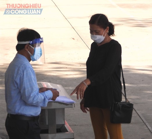 Ban điều hành trao đổi về việc lấy mẫu xét nghiệm cho mỗi hộ gia đình