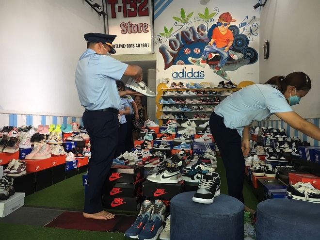 Hà Giang: Phát hiện hàng trăm đôi giày giả mạo nhãn hiệu NIKE, ADIDAS, LOUIS VUI TTON.