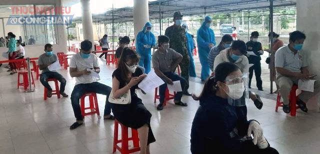 Thành phố Đà Nẵng tổ chức tiêm vắc-xin tại Bệnh viên dã chiến( ký túc xá phía Tây), quận Liên Chiểu. Ảnh chụp chiều nay 9/9.