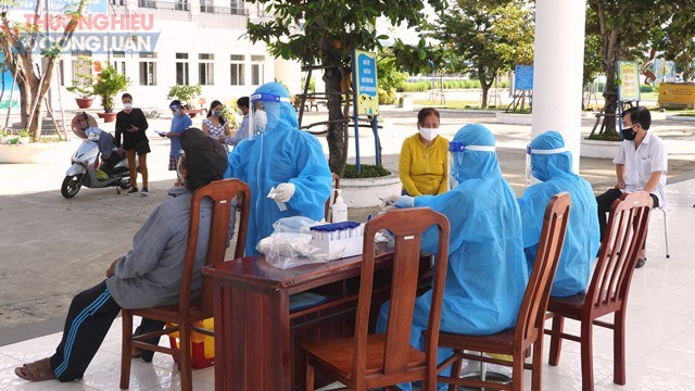 Thành ủy Nguyễn Văn Quảng ghi nhận, biểu dương và đánh giá cao tinh thần trách nhiệm của ban điều hành khu dân cư, tổ trưởng, bí thư chi bộ