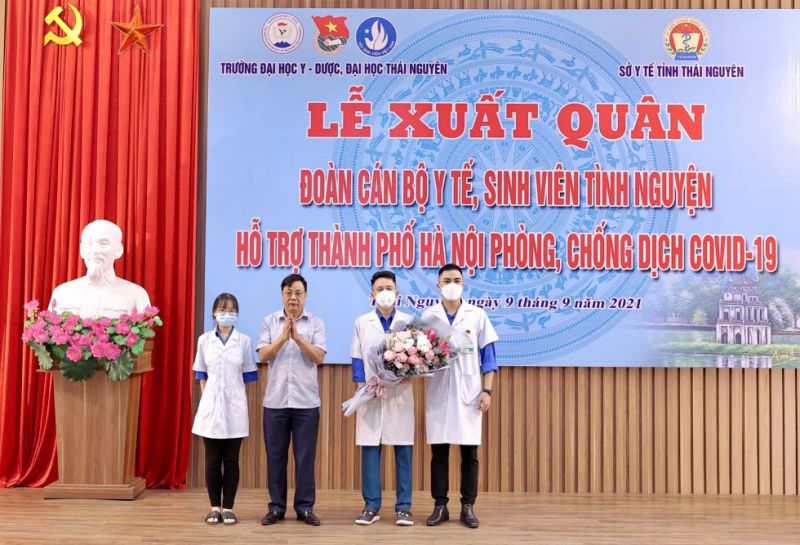 Đồng chí Đặng Xuân Trường trao quà động viên Đoàn tình nguyện trước khi lên đường đến Hà Nội thực hiện nhiệm vụ.