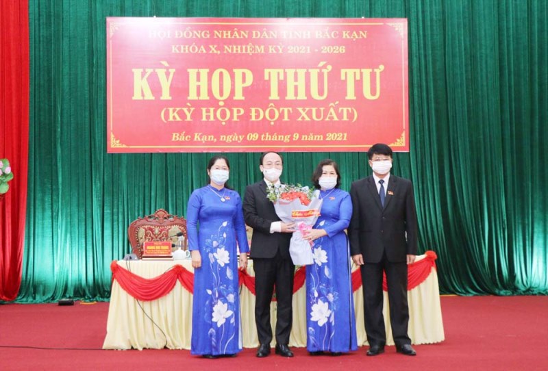 Thường trực HĐND tỉnh Bắc Kạn tặng hoa chúc mừng tân Chủ tịch UBND tỉnh Bắc Kạn Nguyễn Đăng Bình (thứ 2, từ trái sang) Thường trực HĐND tỉnh Bắc Kạn tặng hoa chúc mừng tân Chủ tịch UBND tỉnh Bắc Kạn Nguyễn Đăng Bình (thứ 2, từ trái sang)