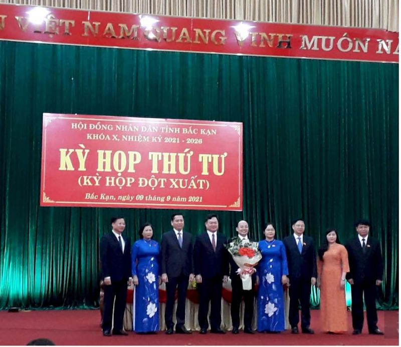 Lãnh đạo Tỉnh ủy, HĐND, UBND tỉnh Bắc Kạn tặng hoa chúc mừng ông Nguyễn Đăng Bình được tín nhiệm bầu giữ chức Chủ tịch UBND tỉnh Bắc Kạn, nhiệm kỳ 2021 - 2026. Lãnh đạo Tỉnh ủy, HĐND, UBND tỉnh Bắc Kạn tặng hoa chúc mừng ông Nguyễn Đăng Bình được tín nhiệm bầu giữ chức Chủ tịch UBND tỉnh Bắc Kạn, nhiệm kỳ 2021 - 2026.