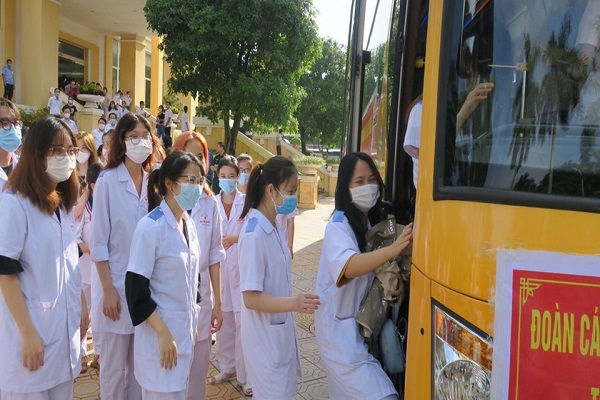 Sinh viên y tế Hải Phòng đã xuất phát lên đường đến Hà Nội. Ảnh: H.P