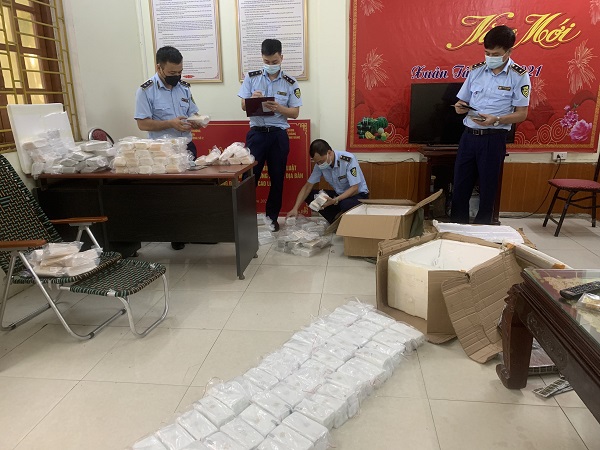 Lạng Sơn: Thu giữ hơn 3.000 miếng dán màn hình điện thoại nhập lậu