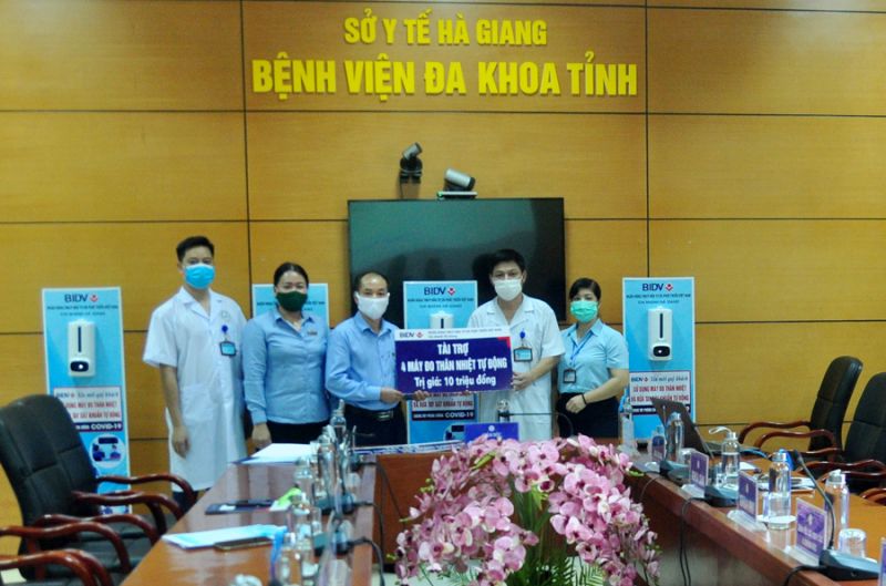 Lãnh đạo BIDV Hà Giang trao tặng máy đo thân nhiệt tự động cho Bệnh viện Đa khoa tỉnh