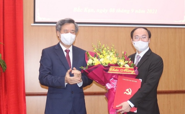 Đồng chí Nguyễn Quang Dương, Ủy viên Ban Chấp hành Trung ương Đảng, Phó Trưởng ban Tổ chức Trung ương trao quyết định và chúc mừng đồng chí Nguyễn Đăng Bình