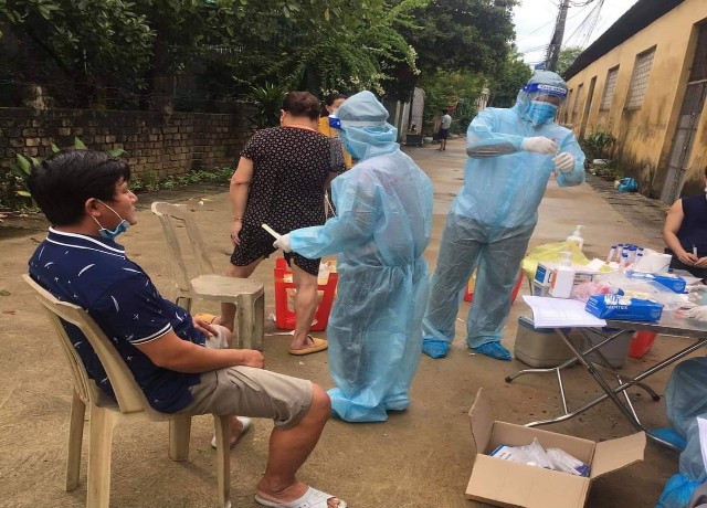 Người dân lấy mẫu xét nghiệm Covid- 19 tại Khu Trung Đức, Thị trấn Hậu Lộc
