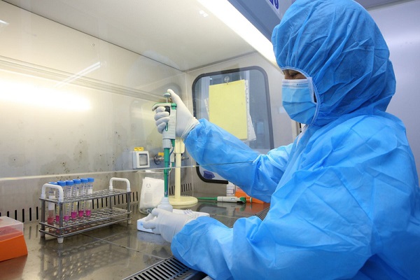 Nh&acirc;n vi&ecirc;n y tế lấy mẫu x&eacute;t nghiệm Covid-19