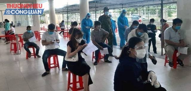 Tiêm vắc-xin tại Bệnh viện dã chiến tại Khu ký túc xá phía tây thành phố Đà Nẵng