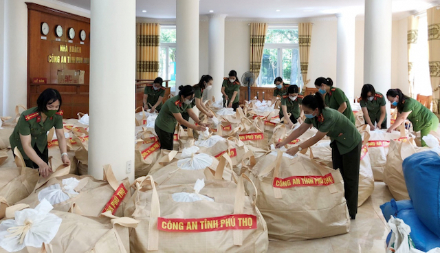 Hội Phụ nữ Công an tỉnh đóng gói quà gửi cho người dân khó khăn tại thành phố Hồ Chí Minh và tỉnh Bình Dương